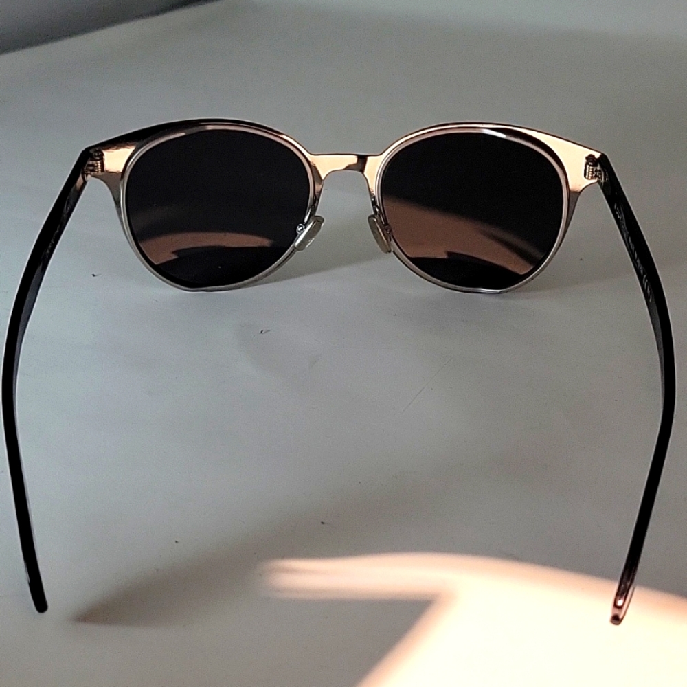 Stylish Black and Silver/metallic  Sunglasses Unisex - Picture 5 of 5